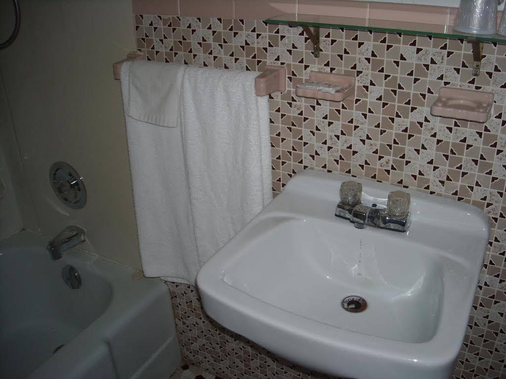 Motel Des Erables Coteau-du-Lac Bagian luar foto