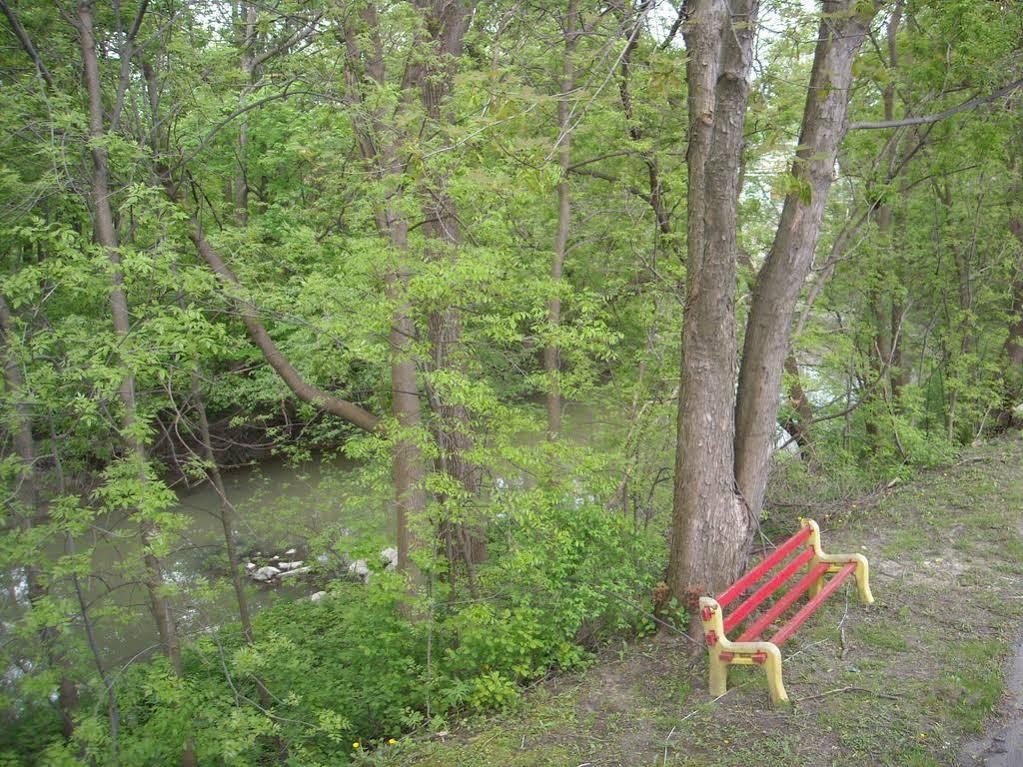 Motel Des Erables Coteau-du-Lac Bagian luar foto