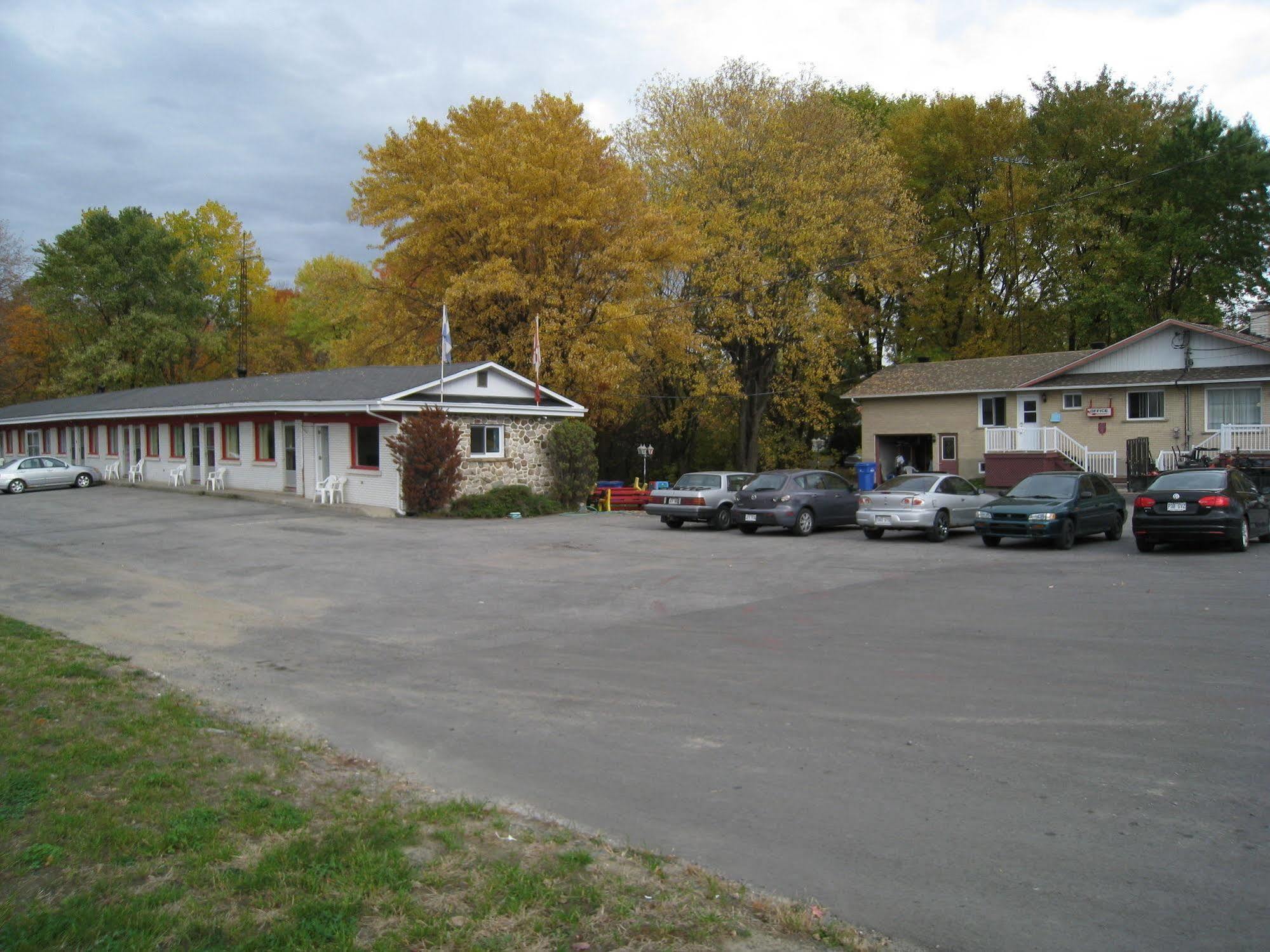 Motel Des Erables Coteau-du-Lac Bagian luar foto