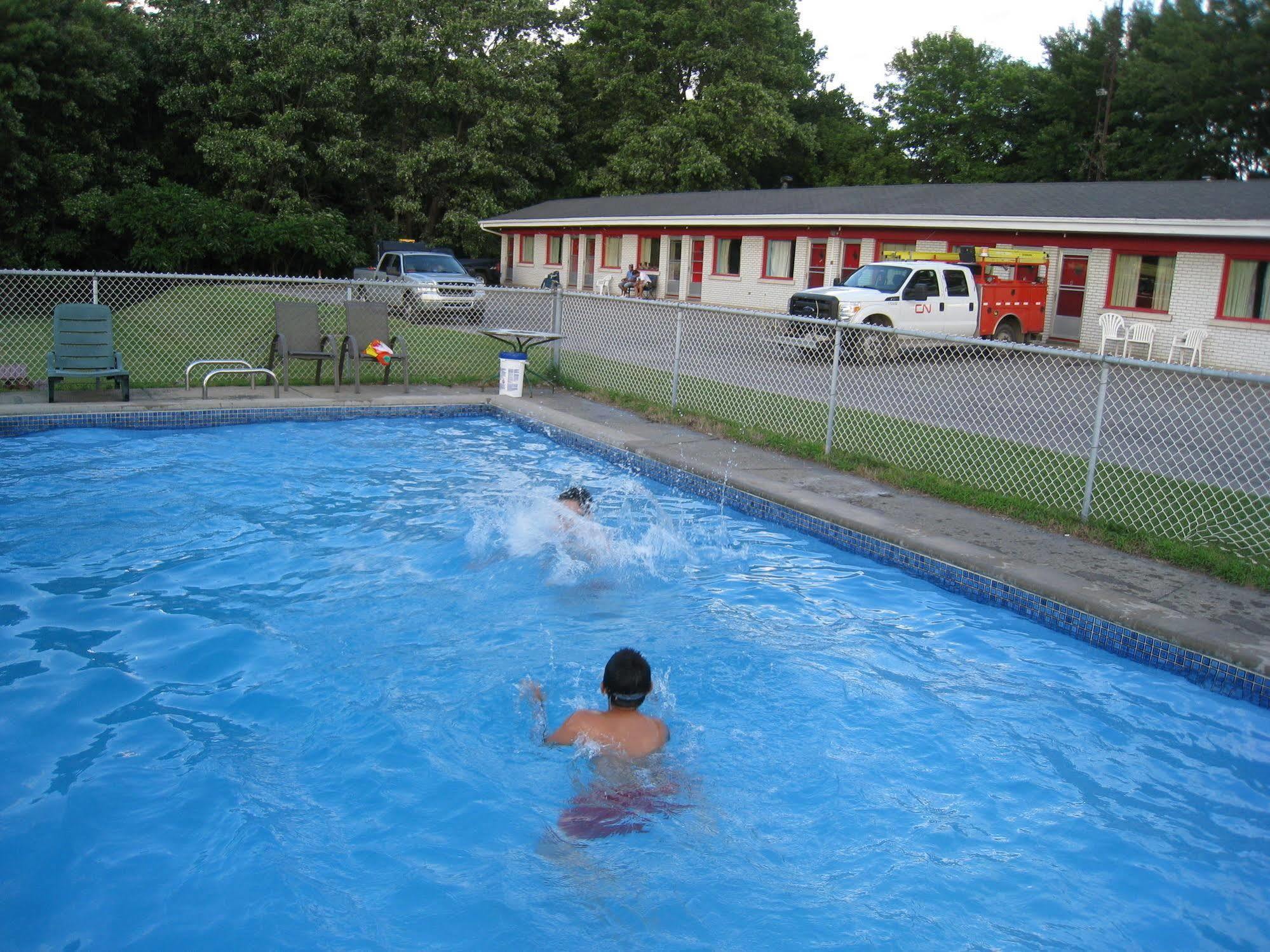 Motel Des Erables Coteau-du-Lac Bagian luar foto