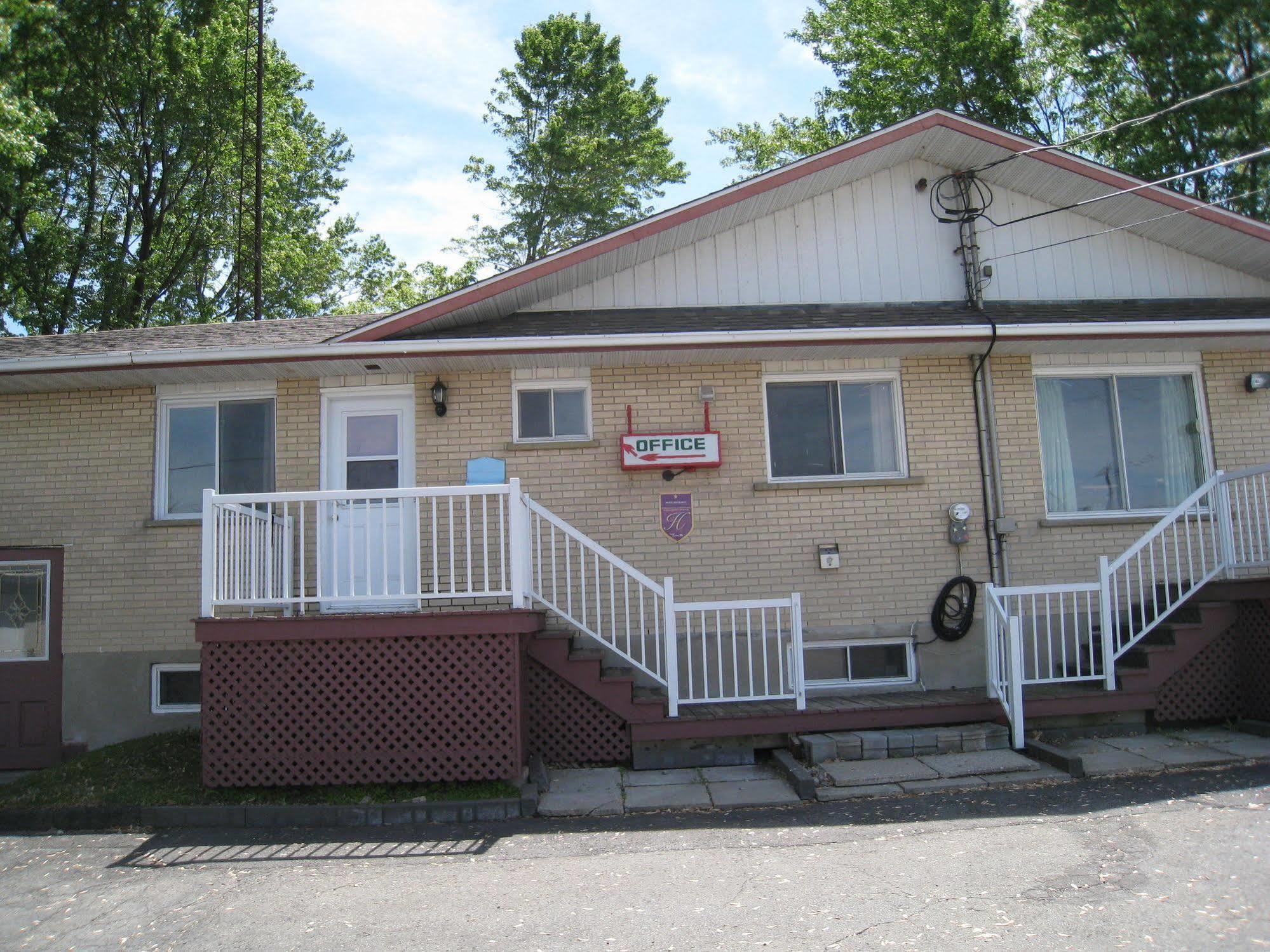 Motel Des Erables Coteau-du-Lac Bagian luar foto